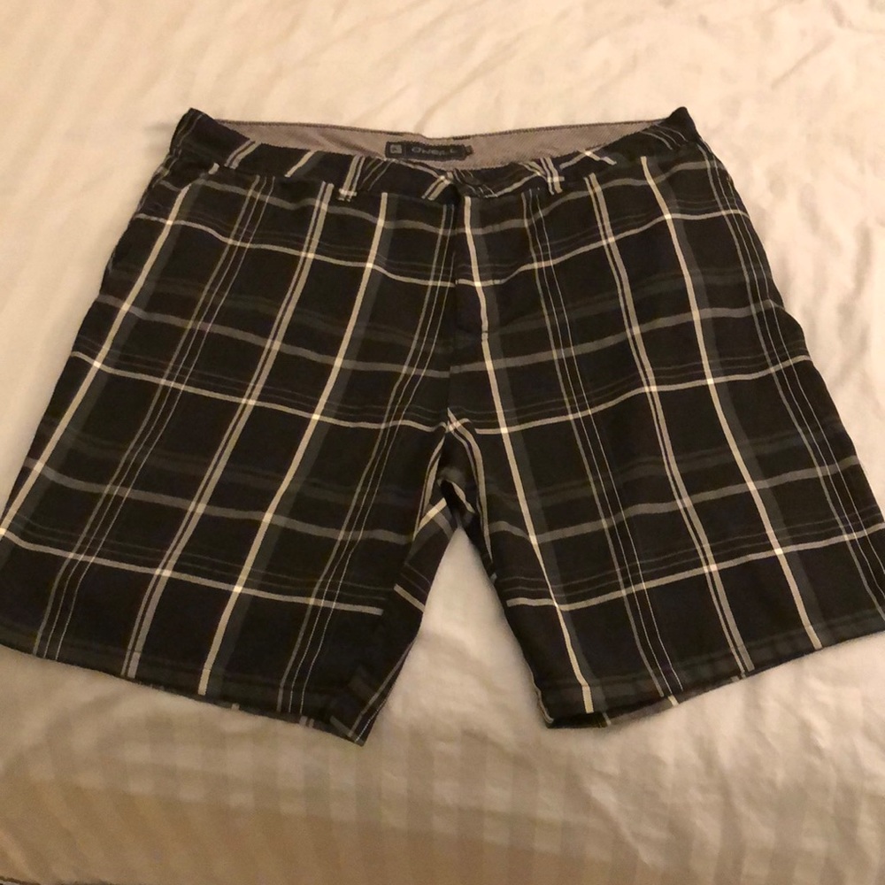 O’Neill men’s black plaid shorts